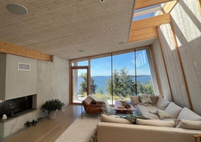 Ett vardagsrum med Bygglovsritningar med utsikt över havet. - Bygglovshandlingar från Bygglovsproffsen
